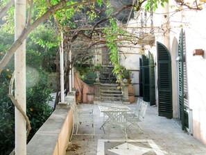 Arbre, Architecture, Botanique, Maison, Bâtiment, Plante, Passerelle, Cour, Pièce, Immobilier