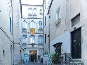 Gebäude, Fenster, Pflanze, Tür, Blau, Azurblau, Die Architektur, Nachbarschaft, Strasse, Gasse