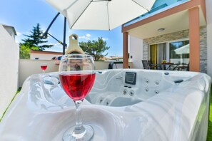 Outdoor spa tub