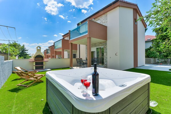 Outdoor spa tub