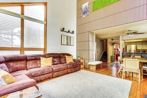 Living Room | Free WiFi | Central Heating & A/C | Gas Fireplace | Smart TV