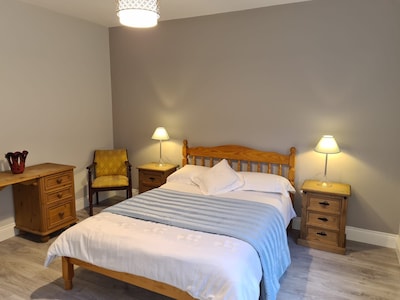 7 Owen Glen - sleeps 8 guests  in 4 bedrooms