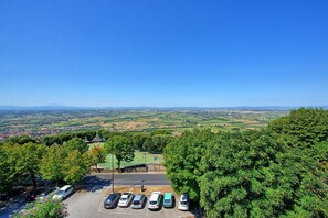 Landscape, Automotive Exterior, Road Surface, Land Lot, Horizon, Residential Area, Parking, Thoroughfare, Parking Lot, Aerial Photography