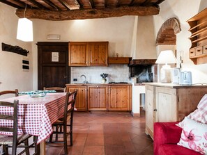 Cabinetry, Möbel, Countertop, Holz, Küche, Sinken, Stuhl, Schublade, Tabelle, Flooring