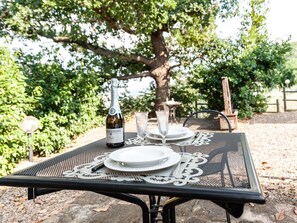 Tabelle, Geschirr, Pflanze, Möbel, Tisch Im Freien, Botanik, Gartenmöbel, Tischdecke, Gebäude, Baum