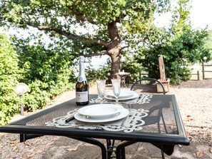 Table, Vaisselle, Plante, Meubles, Tableau De Plein Air, Botanique, Mobilier De Jardin, Nappe De Table, Bâtiment, Arbre