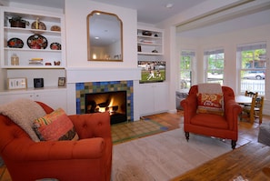 Living room w/gas fireplace