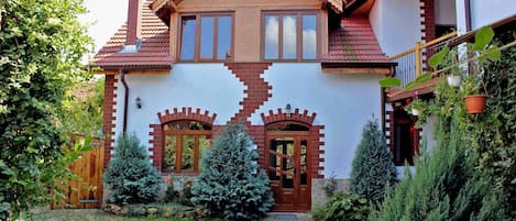 Ferienhaus Villa in urigem Karpaten-Dorf bei Sibiu-Hermannstadt, Transylvanien-Siebenbürgen, Rümänien