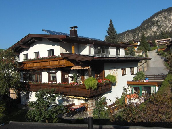 Außenansicht des Gebäudes. Haus_Ager_Ferienwohnung_