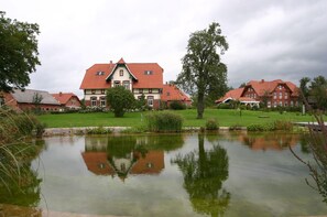 Direkte Umgebung des Objekts. Blick vom See auf die Südseite des Hauses