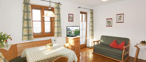 Ferienwohnung klein (B) 42 qm, 1 Schlafzimmer, Wohnküche, Balkon-Wohnen und Essen