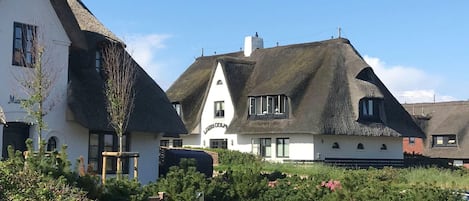 Haus Lazy Dolphin mit Holiday Apartment Ocean View, rechts