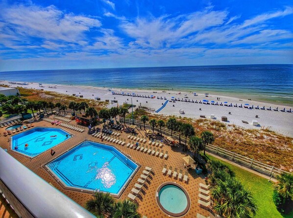 Direct Oceanfront balcony with spectacular view!