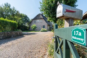 Ein PKW-Stellplatz steht Ihnen am Haus zur Verfügung.