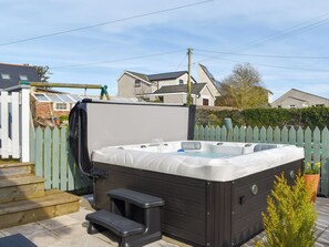Hot tub | Eryl Mor Lodge, Amlwch