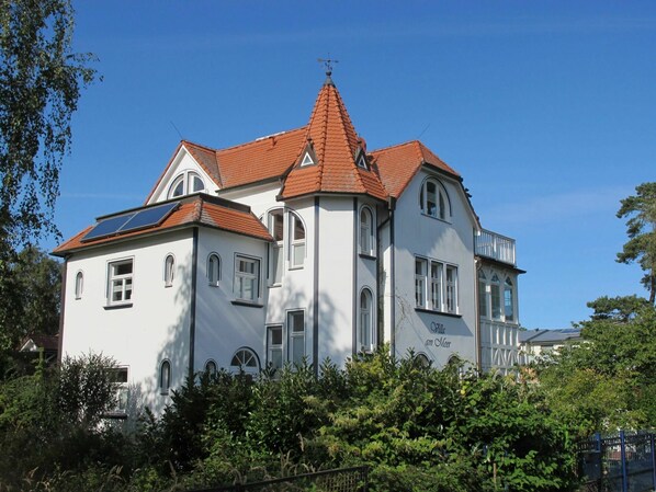 Fenster, Eigentum, Die Architektur, Fassade, Grundeigentum, Haus, Gebäude, Dach, Zuhause, Kirchturm