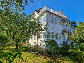 Pflanze, Fenster, Grün, Eigentum, Baum, Gebäude, Haus, Grundeigentum, Gehölz, Zuhause