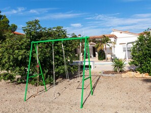 Wolke, Himmel, Pflanze, Schatten, Grundstueck, Gebäude, Baum, Gras, Spielplatz, Freizeit