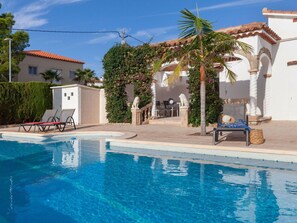 L'Eau, Plante, Ciel, Propriété, Meubles, Bâtiment, Nuage, Bleu Azur, Piscine, Arbre