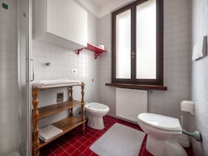 Propriété, Bâtiment, Salle De Bains, Luminaire Plomberie, Siège De Toilette, Toilette, Violet, Design Intérieur, Architecture