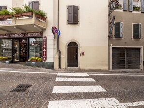 Plante, Fenêtre, Bâtiment, Porte, Surface De La Route, Infrastructure, Ligne, Espace Public, Mur, Pot De Fleur