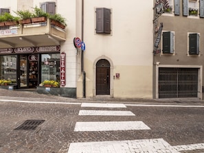 Plante, Fenêtre, Bâtiment, Porte, Surface De La Route, Infrastructure, Ligne, Espace Public, Mur, Pot De Fleur