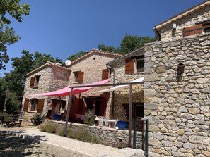 Terrasse abritée du soleil par un velum
