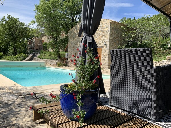 Piscine, local piscine et maison vus depuis la pergola