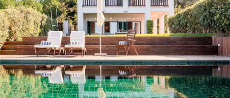 Elegant Sintra Villa | Villa Osiris | 5 Bedrooms | Stunning Sea Views & Private Pool | Sintra