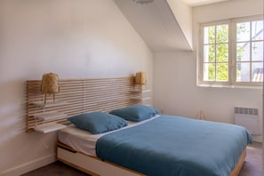 chambre avec lit double à l'étage