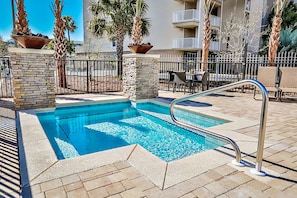 Spacious hot tub on the pool deck