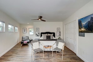 Queen sized bed
Smart TV
Chaise to relax in
Ceiling fan
AC unit