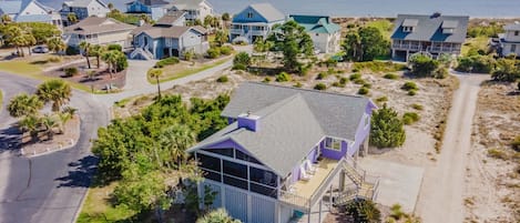 Welcome to Barefoot Palmetto House; a place for family fun in the sun! We are on Harbor island, a private gated island located a few miles from The South's best small town 2022, Beaufort SC.