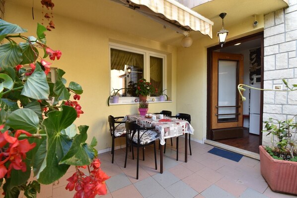 Outdoor dining