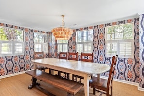 Pet Friendly, 2 blocks from Beach, 4 Bikes! (1925)