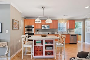 Pet Friendly, 2 blocks from Beach, 4 Bikes! (1919)