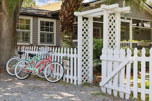 Pet Friendly, 2 blocks from Beach, 4 Bikes! (1949)