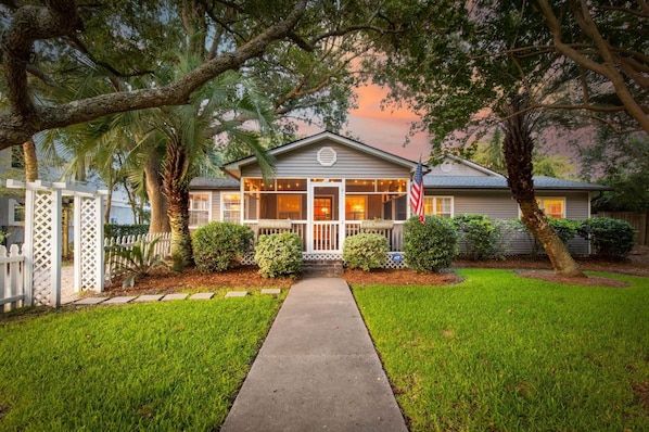 Pet Friendly, 2 blocks from Beach, 4 Bikes! (1953)