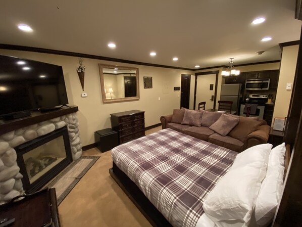 Cozy Ski-In / Ski-Out Upgraded Studio less than 100 steps from the lift!