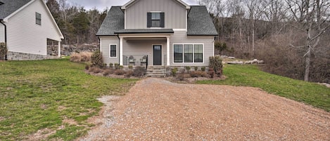 Chattanooga Vacation Rental | 2 Story Home | 4BR | 2.5BA | 1,565 Sq Ft