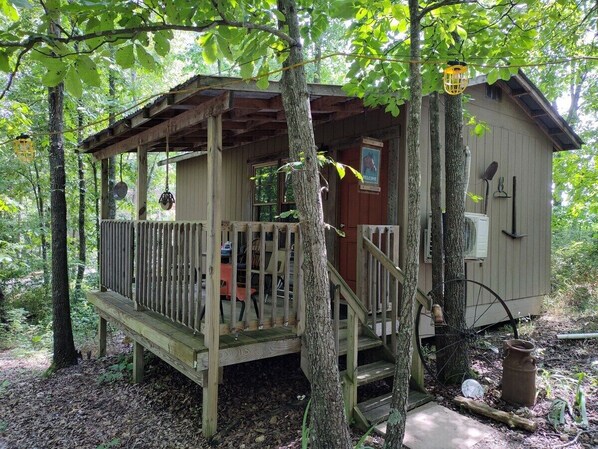 EXTERIOR:  The front of the cabin in the summer.  Note the authentic "Hillbilly-chic" fun design.  ;-)