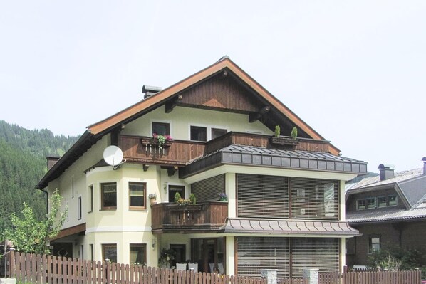 Außenseite Ferienhaus [Sommer]