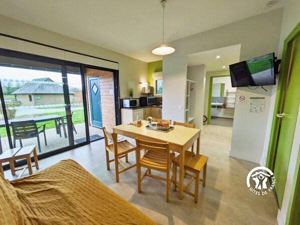 Location de vacances avec Gîtes de France Mayenne - Village Vacances et pêche à Villiers-Charlemagne. H53G010969 Chalet l’Ablette avec ponton privatif sur l’étang, pour 4 à 6 personnes. 2 chambres, terrasse et local de pêche.