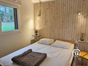 Location de vacances avec Gîtes de France Mayenne - Village Vacances et pêche à Villiers-Charlemagne. H53G010969 Chalet l’Ablette avec ponton privatif sur l’étang, pour 4 à 6 personnes. 2 chambres, terrasse et local de pêche.
