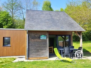 Location de vacances avec Gîtes de France Mayenne - Village Vacances et pêche à Villiers-Charlemagne. H53G010969 Chalet l’Ablette avec ponton privatif sur l’étang, pour 4 à 6 personnes. 2 chambres, terrasse et local de pêche.