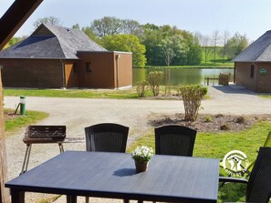 Location de vacances avec Gîtes de France Mayenne - Village Vacances et pêche à Villiers-Charlemagne. H53G010969 Chalet l’Ablette avec ponton privatif sur l’étang, pour 4 à 6 personnes. 2 chambres, terrasse et local de pêche.