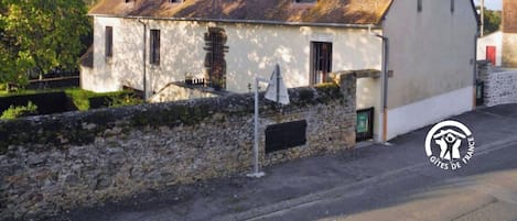 Location de vacances avec Gîtes de France Mayenne – H53G010788 gîte Saint Martin à Livet jusqu’à 7 personnes. Maison de village proche de Sainte-Suzanne avec jardin clos, animaux acceptés.