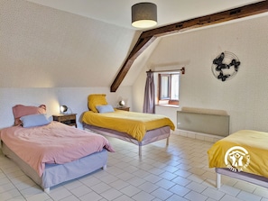 NIVEAU 1 : chambre 3 de 15,8m² avec 2 lits 90x190 cm, rangement et bureau – H53G010788 - Saint Martin, 7 personnes à Livet – Gîtes de France Mayenne