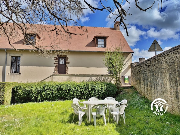 Presbytère en petit village charmant, gîte rustique, proche Sainte Suzanne et Evron, en Mayenne - H53G010788 - Saint Martin, 7 personnes à Livet – Gîtes de France Mayenne