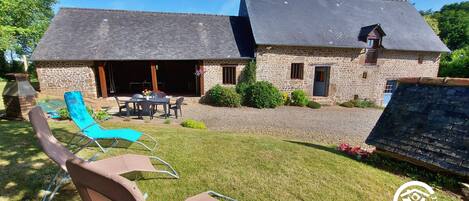 Gîte chaleureux dans les vallées de la Haute Mayenne, chemins de randonnée.